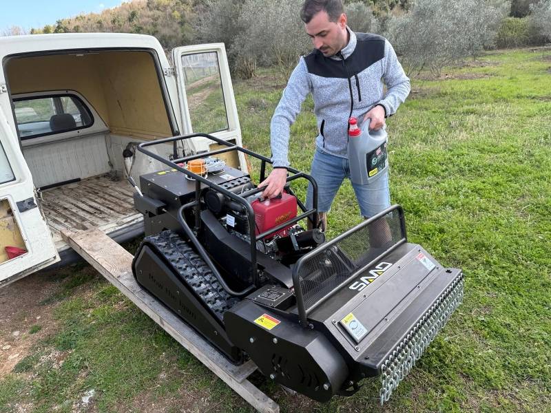 Il team greco di manutenzione del paesaggio e degli spazi verdi elogia il tosaerba a distanza SAAO SH-1100IEC Il team greco di manutenzione del paesaggio e degli spazi verdi elogia il tosaerba a distanza SAAO SH-1100IEC